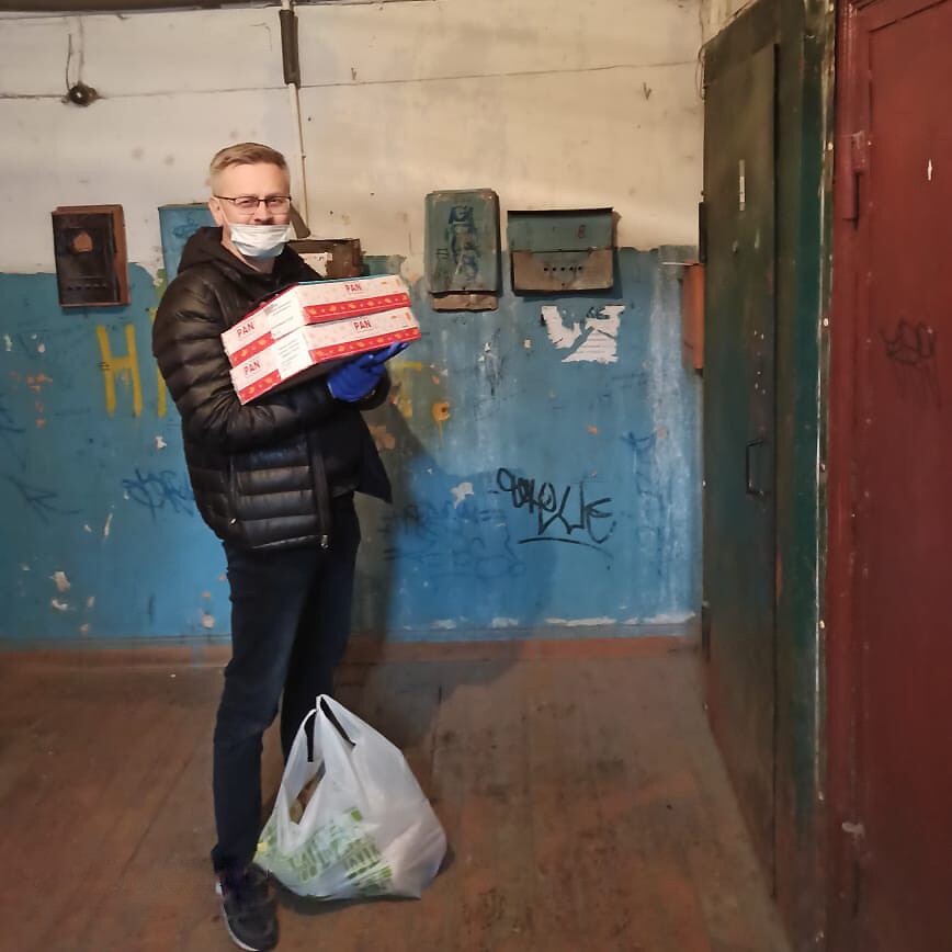 2020 3 Andrey distributing food 1 0