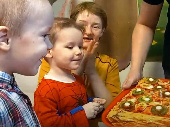 A child's Mission Possible: looking at a pizza.