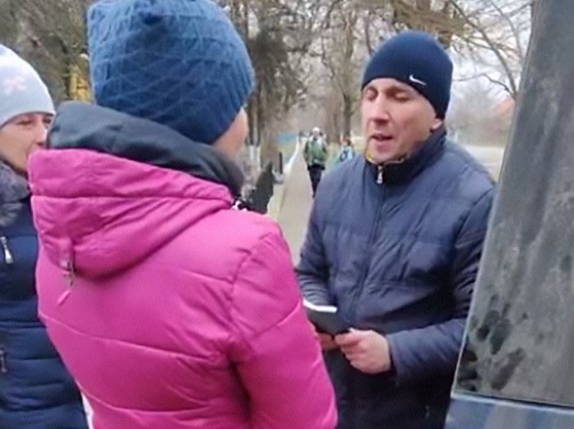 Dima prays with a woman who wants to receive Christ