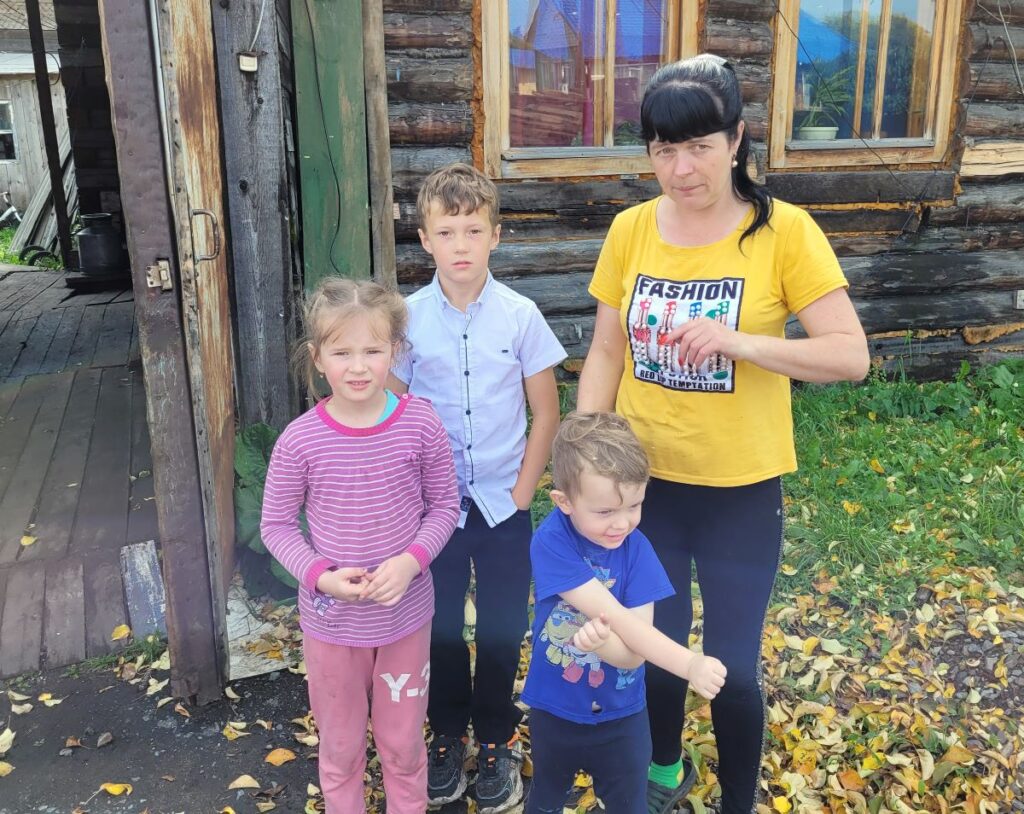 2022 09 Svetlana with her children